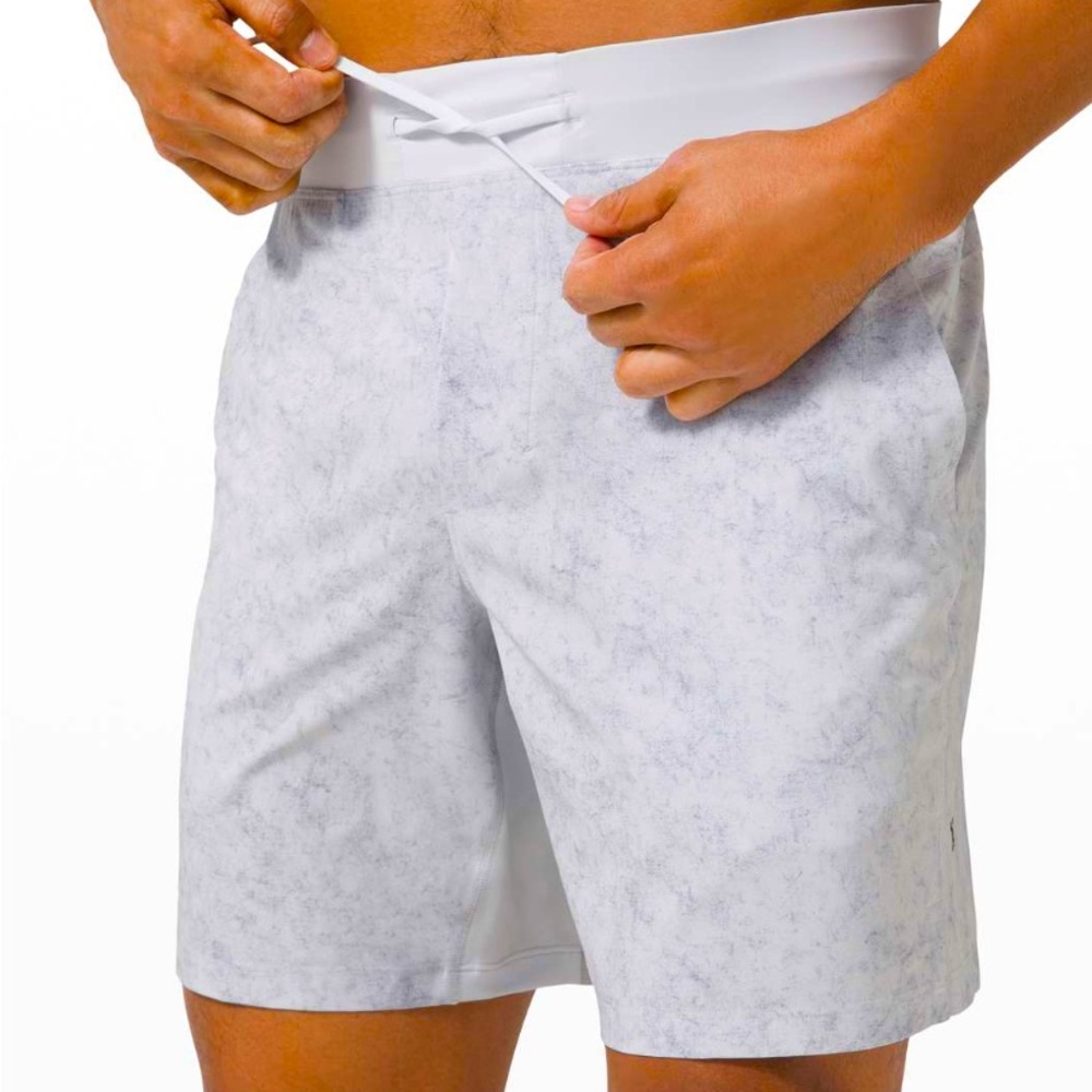 Lululemon T.H.E. Short *Linerless 7"
Gravel Dust Alpine White Multi